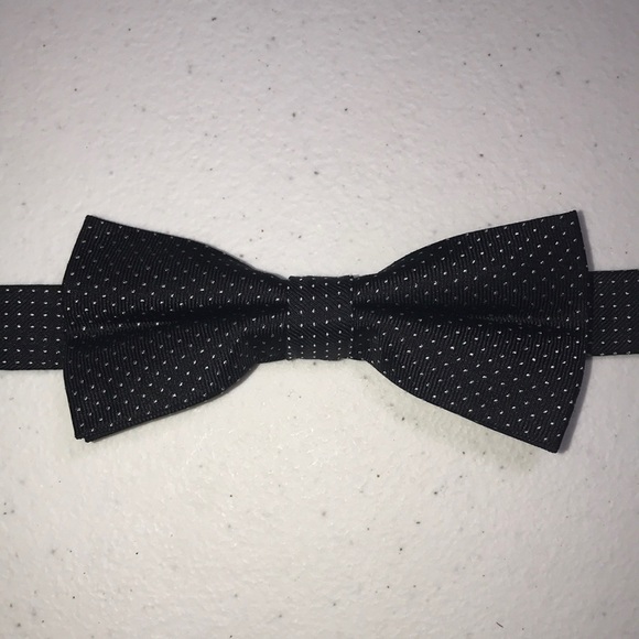 Van Heusen, Bow Tie, Like New, %100 Silk, Black & Silver Design - Picture 1 of 6